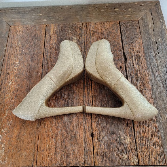 Mossimo 'Paisley' Gold Glitter Pumps - Picture 6 of 8